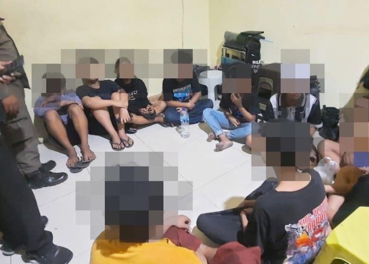 Anak-anak di bawah umur diamankan untuk dilakukan pendataan setelah terjaring dari balap liar.