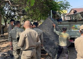 Penertiban terhadap usaha barang bekas yang berada di sisi barat bantaran Kali Tebu, Kecamatan Kenjeran, Surabaya.