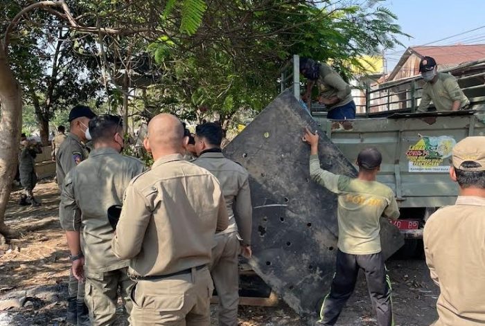 Penertiban terhadap usaha barang bekas yang berada di sisi barat bantaran Kali Tebu, Kecamatan Kenjeran, Surabaya.