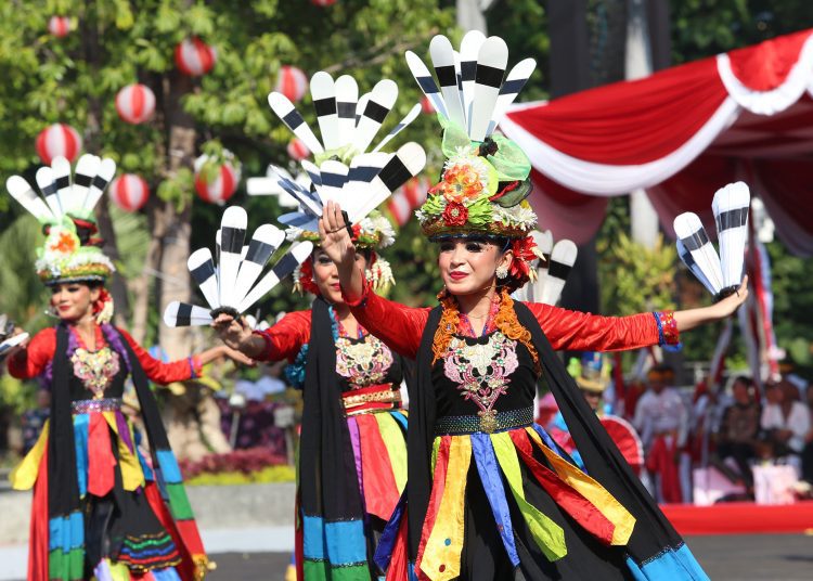 Salah satu tarian dan kesenian budaya yang ditamilkan pada upacara peringatan HUT Kemerdekaan RI ke-79 di halaman Balai Kota Surabaya.