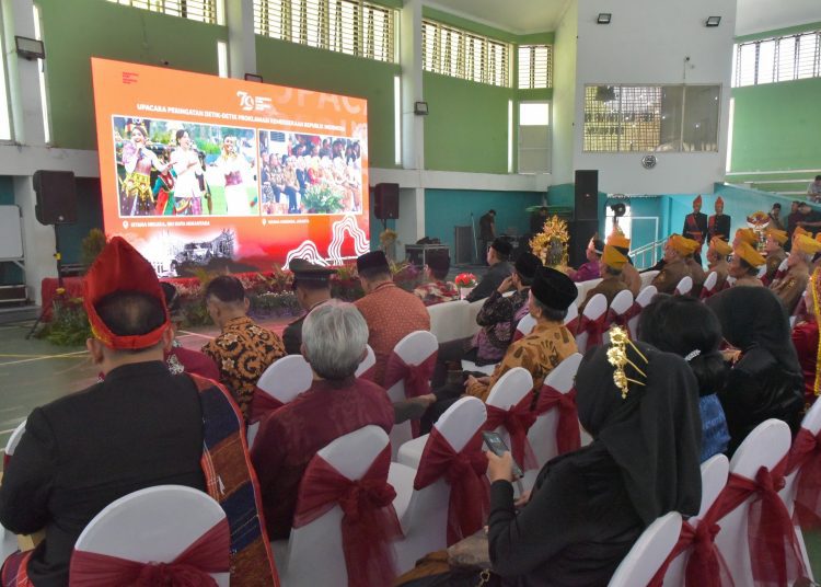 Suasana menyaksikan upacara detik-detik proklamasi kemerdekaan Republik Indonesia ke-79 RI yang disiarkan langsung dari Istana Negara, Ibu Kota Nusantara di Gelanggang Remaja Surabaya.