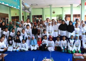 Foto bersama Pj Bupati Bojonegoro Adriyanto bersama anak-anak peserta lomba mewarnai siswa SLB SD-SMP baik negeri maupun swasta se-Kabupaten Bojonegoro di SLB Putra Harapan.
