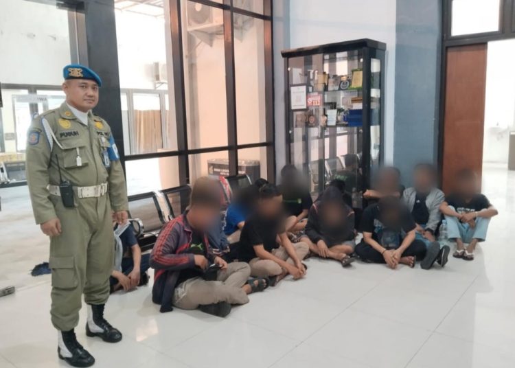 Mereka yang terjaring sedang pesta miras diamankan untuk didata, kemudian disanksi wisata sosial ke Liponsos Keputih.