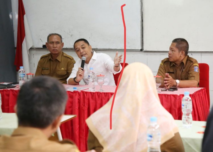 Wali Kota Surabaya Eri Cahyadi saat di SDN Ketabang Kali.