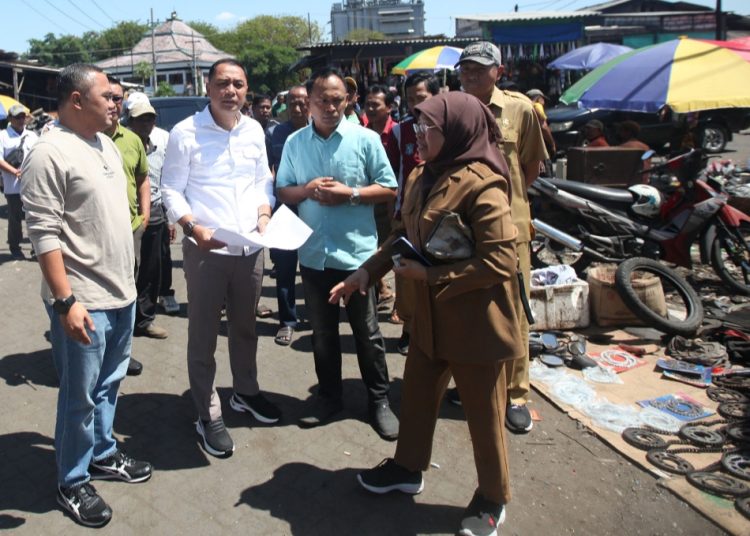Wali Kota Surabaya Eri Cahyadi saat mendatangi Pasar Dupak Rukun.