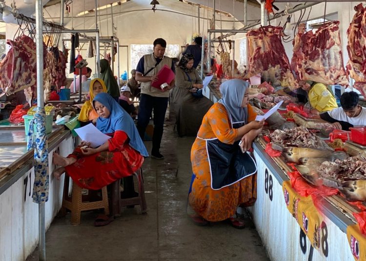 Sosialisasi surat edaran agar pedagang di Pasar Arimbi mengantisipasi daging dari luar Kota Surabaya