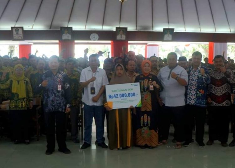 Foto bersama di sela Pembinaan Lembaga Kemasyarakatan Desa untuk ketua RT dan RW di Pendopo Pemkab Bojonegoro.