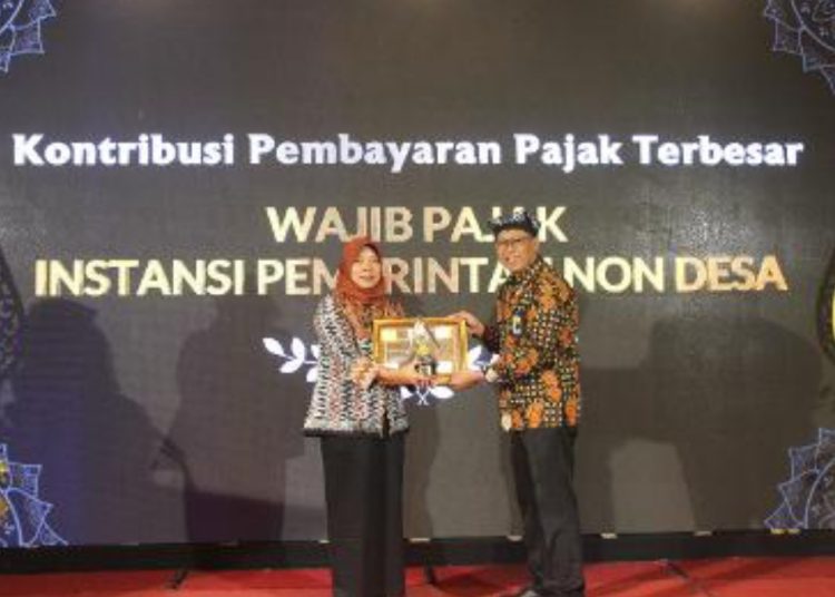 Penyerahan penghargaan saat Tax Gathering KPP Pratama Bojonegoro di Aston Bojonegoro City Hotel.