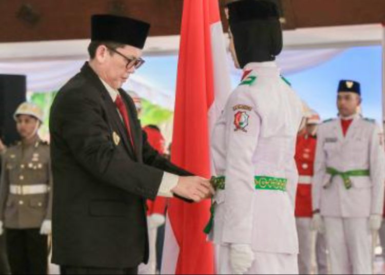 Pj Bupati Bojonegoro Adriyanto saat mengukuhkan Pasukan Pengibar Bendera Pusaka (Paskibraka) Kabupaten Bojonegoro tahun 2024.