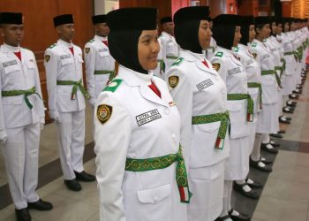 Pengukuhan Paskibra Surabaya Tahun 2024 di Graha Sawunggaling, Pemkot Surabaya.