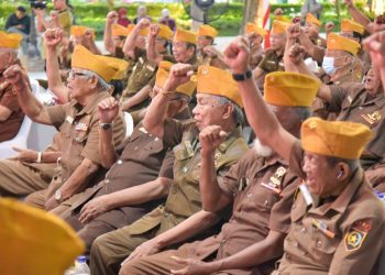 Para veteran pada malam tasyakuran di depan rumah dinas wali kota, Jalan Sedap Malam, Surabaya.