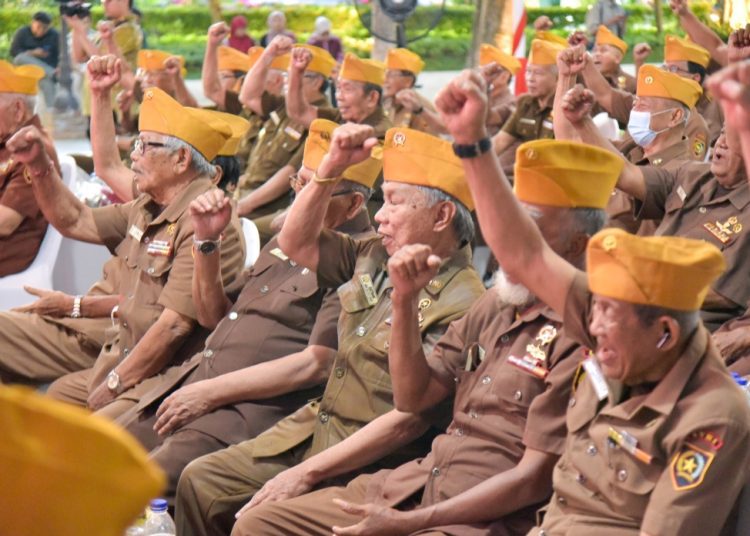 Para veteran pada malam tasyakuran di depan rumah dinas wali kota, Jalan Sedap Malam, Surabaya.