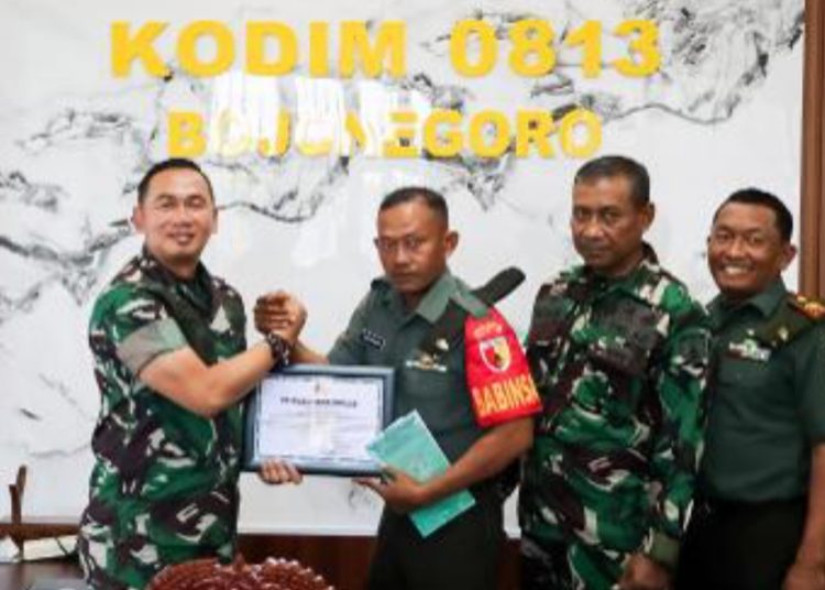 Penyerahan penghargaan kepada Serda Arik Setiawan, Babinsa Posramil 19/Gondang, yang melakukan tindakan heroik memanjat tiang bendera dan memperbaiki tali serta cincin kait yang patah pada saat pelaksanaan upacara pengibaran bendera merah putih peringatan HUT RI ke- 79 di lapangan Desa/Kecamatan Gondang, Bojonegoro.