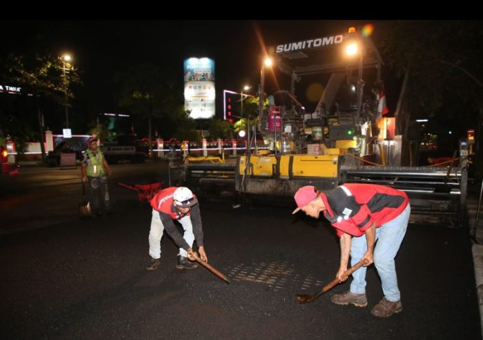 Salah satu pekerjaan pengaspalan jalan di jalan protokol di Surabaya