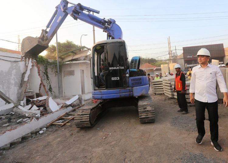 Wali Kota Surabaya Eri Cahyadi saat melakukan sidak pembangunan jalan dan box culvert.