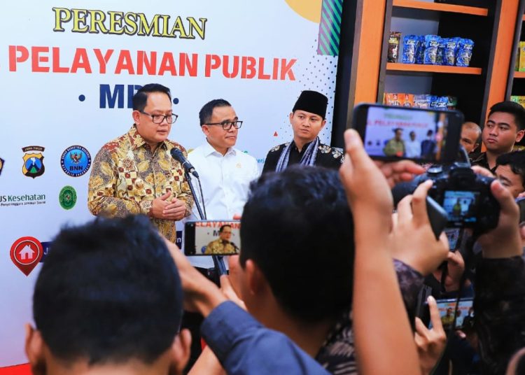 Pj Gubernur Jatim Adhy Karyono di sela peresmian Mal Pelayanan Publik (MPP) di Pendopo Manggala Praja Nugraha, Kabupaten Trenggalek.