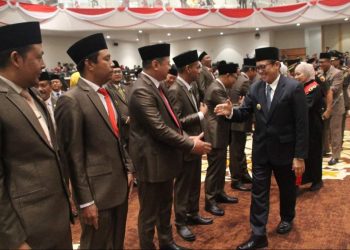 Pj Bupati Bojonegoro Adriyanto menyalami anggota DPRD Bojonegoro periode 2024-2029 yang telah dilantik.