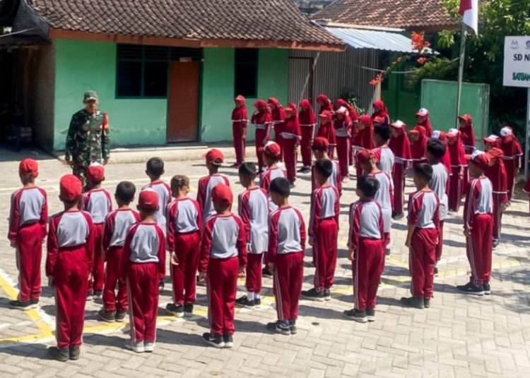 Pemberian materi PBB dan Wasbang oleh Babinsa Kodim Bojonegoro.