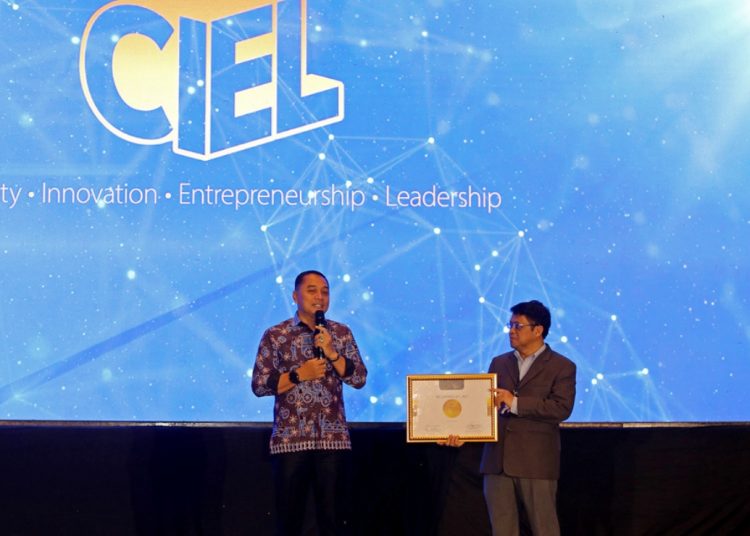 Wali Kota Surabaya Eri Cahyadi mendapatkan Creativity Innovation Entrepreneur  Leadership Medal of Distinction 2024 dari MarkPlus Institute.
