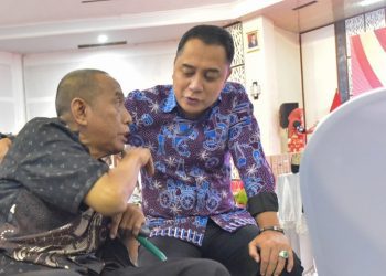 Wali Kota Surabaya Eri Cahyadi bersama PNS purna tugas dalam silaturahmi di Convention Hall Arief Rahman Hakim, Surabaya.