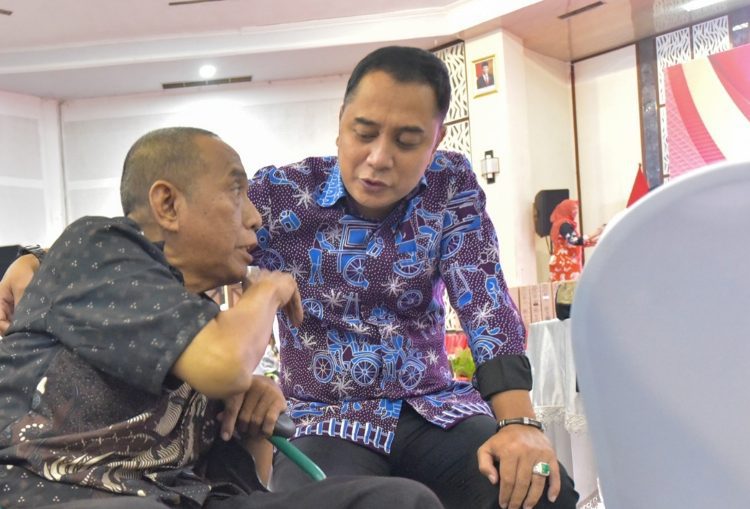 Wali Kota Surabaya Eri Cahyadi bersama PNS purna tugas dalam silaturahmi di Convention Hall Arief Rahman Hakim, Surabaya.