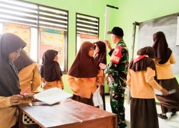 Pemeriksaan kesehatan pada siswa SD Negeri Ngujung 1 Desa Ngujung, Kecamatan Malo, Bojonegoro.