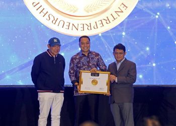 Wali Kota Surabaya Eri Cahyadi  saat menerima penghargaan Creativity Innovation Entrepreneur Leadership (CI-EL) Medal of Distinction 2024 dari MarkPlus Institute di The Westin Surabaya.