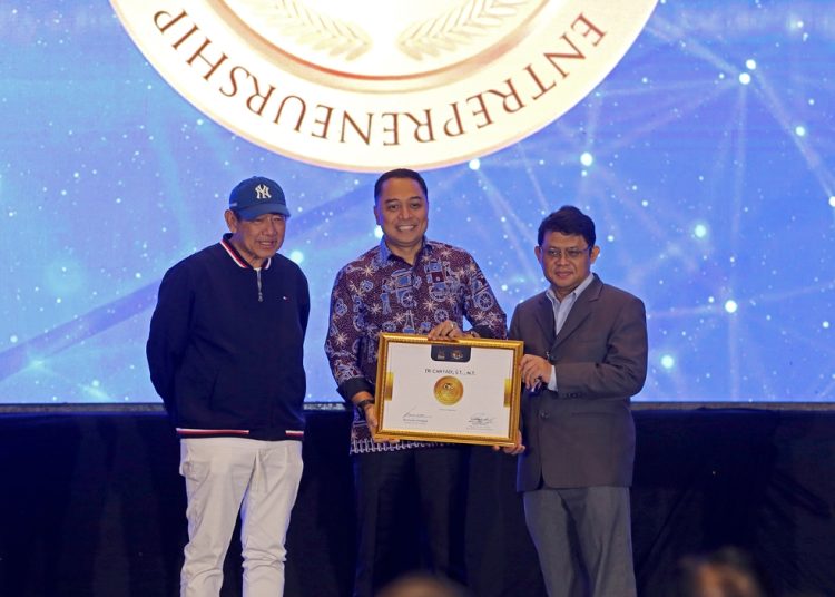 Wali Kota Surabaya Eri Cahyadi saat menerima penghargaan Creativity Innovation Entrepreneur Leadership (CI-EL) Medal of Distinction 2024 dari MarkPlus Institute di The Westin Surabaya.
