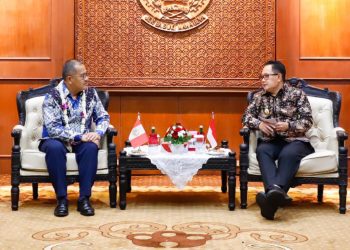 Pj Gubernur Jawa Timur Adhy Karyono bersama Duta Besar Peru untuk Indonesia, Luis Tsuboyama.
