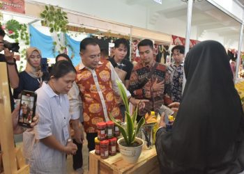 Wali Kota Surabaya Eri Cahyadi saat mendatangi Surabaya Halal Festival tahun 2024 di Balai Pemuda.