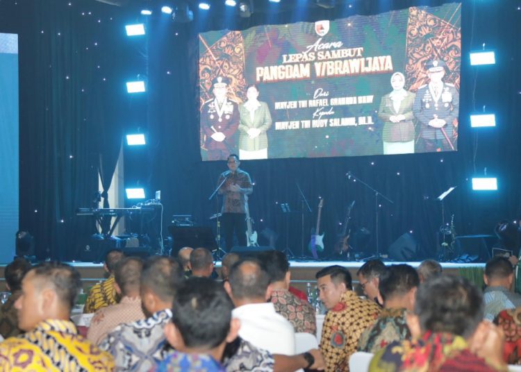 Pj Gubernur Jawa Timur Adhy Karyono dalam acara lepas sambut Pangdam V/Brawijaya dari Mayjend TNI Rafael Granada Baay kepada Mayjend TNI Rudy Saladin di gedung Balai Prajurit Kodam V Brawijaya.