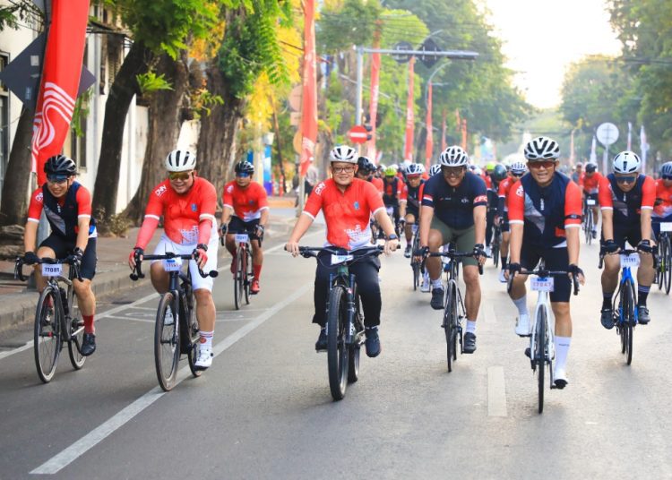 Pj Gubernur Jawa Timur Adhy Karyono mengikuti Road Bike II Gowes Kemerdekaan.