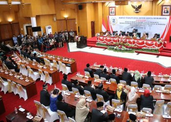Suasana pelantikan anggota DPRD Surabaya periode 2024-2029 di ruang paripurna DPRD Surabaya.