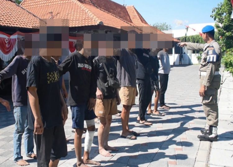 Para remaja menjalani pembinaan sosial di Liponsos Keputih karena terindikasi hendak tawuran massal.