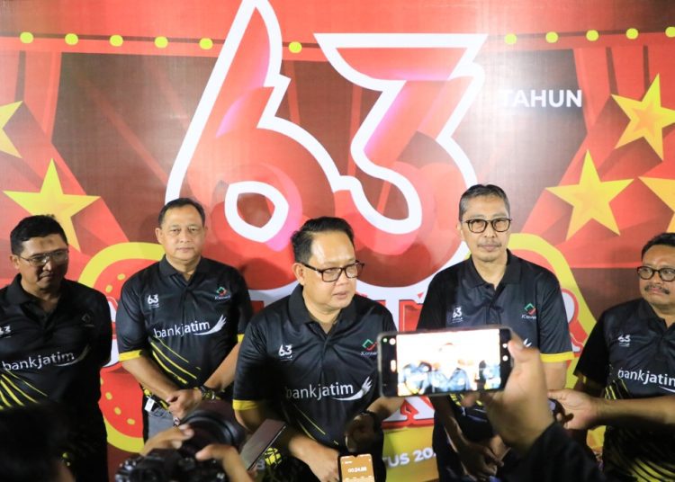 Pj Gubernur Jatim Adhy Karyono dalam acara puncak peringatan ulang tahun Bank Jatim ke-63.