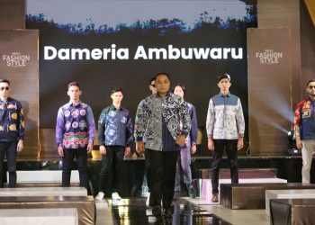 Wali Kota Surabaya Eri Cahyadi ikut melakukan peragaan busana dalam acara  Men’s Fashion Style Reborn (MFSR) 2024, di mal Ciputra World Surabaya.