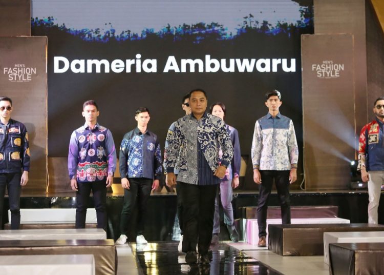 Wali Kota Surabaya Eri Cahyadi ikut melakukan peragaan busana dalam acara  Men’s Fashion Style Reborn (MFSR) 2024, di mal Ciputra World Surabaya.