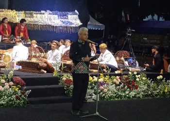 Pj Bupati Bojonegoro Adriyanto memberikan sambutan dalam pertunjukkan wayang kulit di Alun-Alun Kabupaten Bojonegoro.