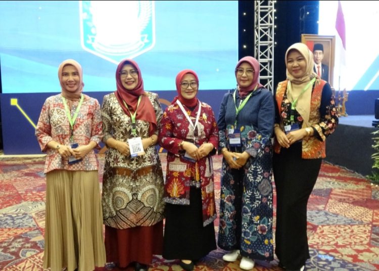 Ketua Pembina Posyandu Kabupaten Bojonegoro Dian Adriyanto berfoto bersama di sela Rakernas Posyandu 2024.