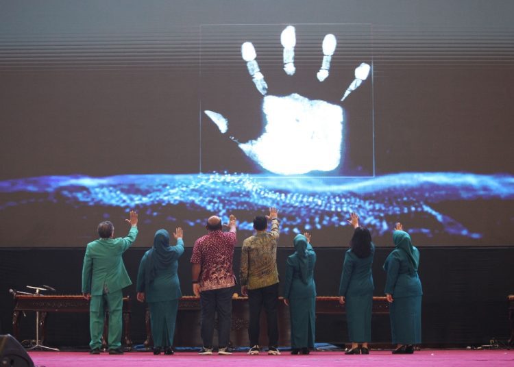 Peluncuran aplikasi SiCantik (Sistem Informasi Pencatatan Kegiatan dan Inovasi PKK Kota Surabaya di Graha Unesa.