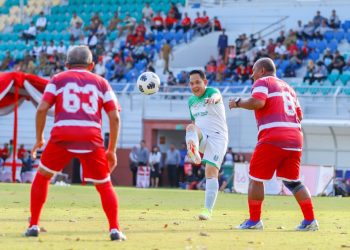 Pj Gubernur Jawa Timur Adhy Karyono menendang bola dalam pertandingan persahabatan sepak bola di Stadion Gelora 10 Nopember Surabaya,