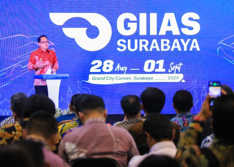 Pj Gubernur Jatim Adhy Karyono saat pembukaan GIIAS di Grand City Convention and Exhibition Surabaya.
