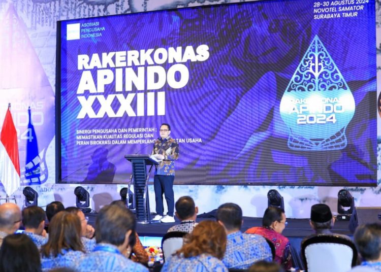 Pj ubernur Jawa Timur Adhy Karyono dalam Rakerkonas APINDO ke-33 di Hotel Novotel Samator Surabaya.