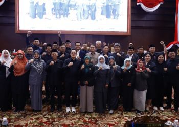 Foto bersama para anggota DPRD Jatim usai penyampaian pendapat akhir fraksi dan pengambilan keputusan terhadap Raperda tentang Pengembangan dan Pelindungan Pertembakauan.