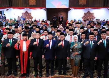 Foto bersama para anggota DPRD Jatim periode 2024-2028 usai pelantikan