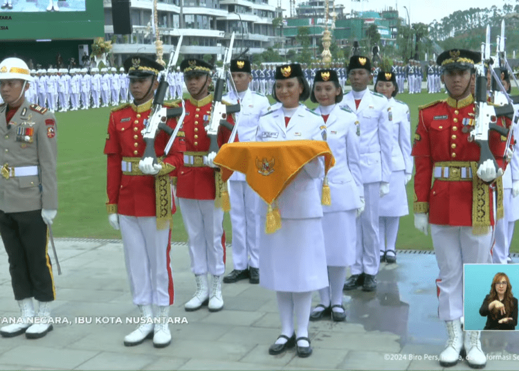 Tim Paskibraka penurunan bendera dalam peringatan HUT Kemerdekaan RI ke-79 di Ibu Kota Nusantara, Kabupaten Penajam Paser Utara, Kalimantan Timur.
