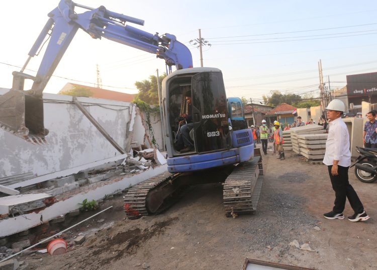 Pekerjaan pelebaran Jalan Raya Menganti, Kelurahan Lidah Wetan, Kecamatan Lakarsantri, Surabaya.