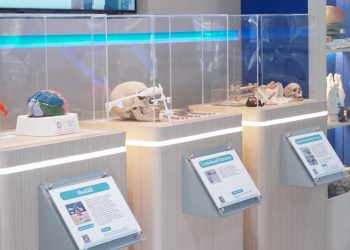 Tampak samping display produk teknologi kesehatan Fakultas Kedokteran dan Kesehatan ITS.