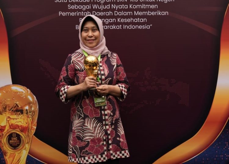 Kepala Dinas Kesehatan Surabaya Nanik Sukristina menerima penghargaan Universal Health Coverage Award Tahun 2024 dari BPJS Kesehatan.