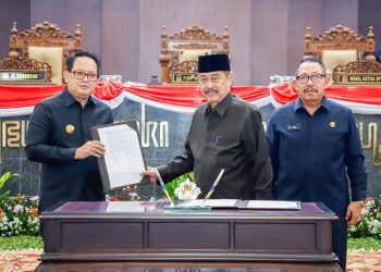 Pj Gubernur Jatim Adhy Karyono bersama pimpinan rapat Achmad Iskandar dan Wakil Ketua DPRD Istu Hari Subagio dalam rapat paripurna pengesahan P-APBD tahun anggaran 2024.